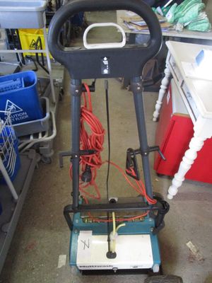 un petit diable muni d'une poignée, dans un garage