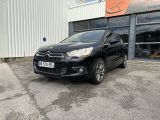 une citrole noire garée devant un immeuble