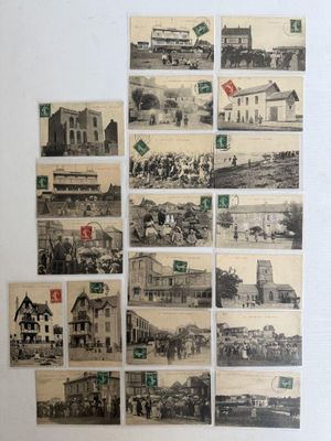 de nombreuses cartes postales anciennes accrochées au mur d'un immeuble