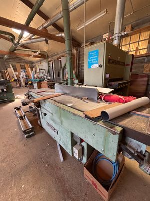 de nombreux rouleaux de bois posés sur une table dans un atelier