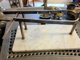 une grande balance posée sur une table
