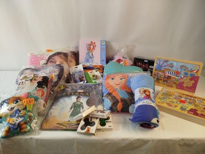 une table sur laquelle sont posés de nombreux jouets
