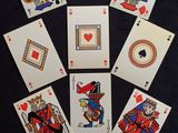 Plusieurs cartes à jouer sont disposées en cercle sur une table
