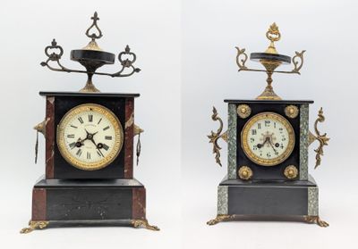 deux horloges placées côte à côte sur un fond blanc