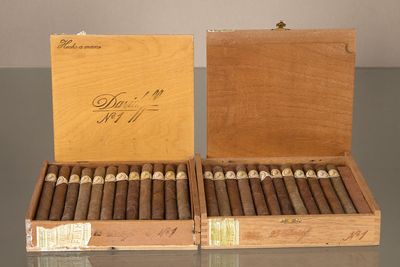 deux boîtes de cigares posées l'une à côté de l'autre sur une table