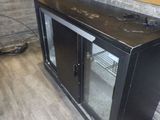une photo d'une armoire métallique noire dans une pièce