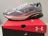 une paire de chaussures de course pour femme posée sur une boîte