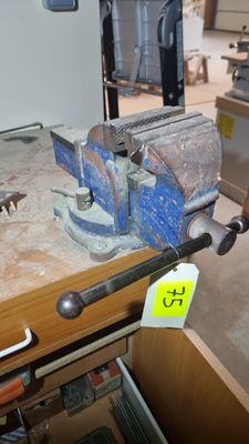 un viset posé sur un établi dans un atelier