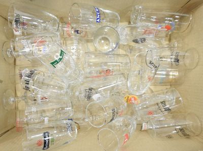 beaucoup de gobelets en plastique vides dans une boîte