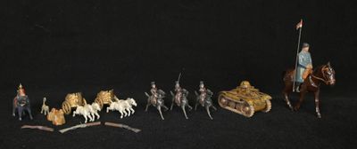 de nombreuses figurines représentant des personnes à cheval et des chevaux