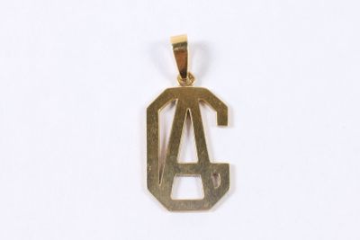 une image représentant un pendentif en or sur lequel figure la lettre « a »