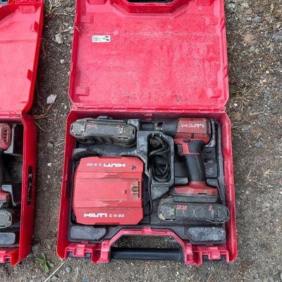deux outils dans un coffret rouge posé par terre