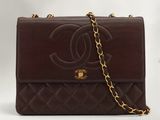 Sac Chanel à rabat en cuir d'agneau matelassé marron, avec finitions dorées