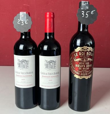 trois bouteilles de vin posées les unes à côté des autres sur un comptoir