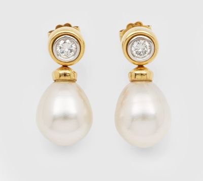 une paire de boucles d'oreilles en perles et diamants
