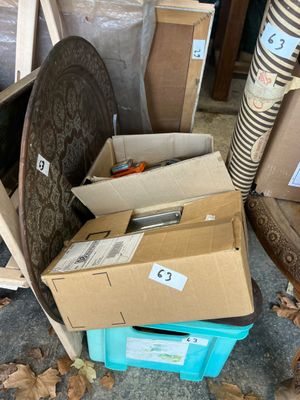 une pile de boîtes posées sur le sol