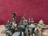 de nombreuses figurines posées sur une table avec un fond rouge
