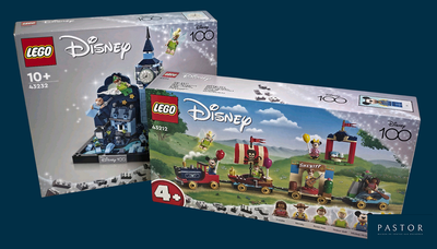 Deux boîtes de Lego sont posées côte à côte sur un fond bleu.