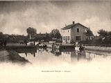 une photo en noir et blanc d'une maison au bord de l'eau