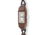 une photo d'une montre-bracelet en bois entourée d'une corde