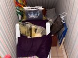une petite pièce avec un lit et une chaise à l'intérieur