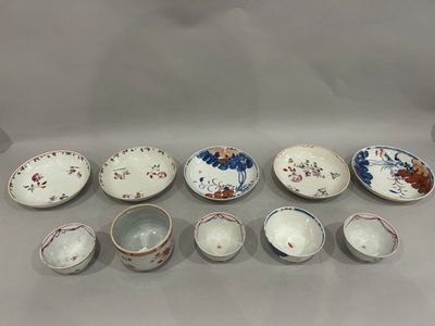 many different types of bowls and bowls on the table