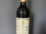 une bouteille de vin posée sur une table