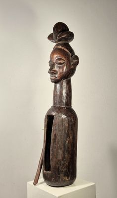 statue d'une femme portant un chapeau et tenant un bâton à la main