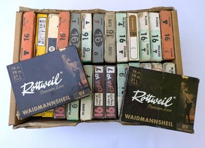 une boîte contenant toutes sortes de cassettes