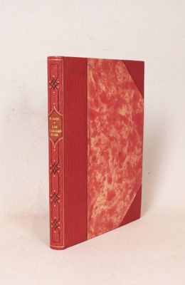 un livre rouge posé sur une surface blanche