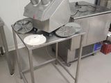 une machine posée sur une table dans une cuisine
