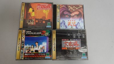 Quatre DVD japonais sont empilés les uns sur les autres sur une table