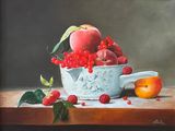un tableau représentant un bol de baies et de pêches posé sur une table