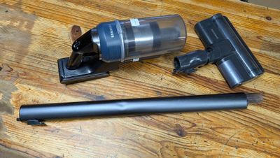 un aspirateur posé sur une table à côté d'un stylo