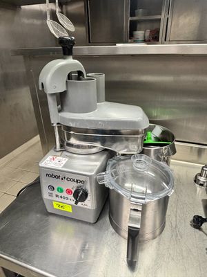 une machine posée sur le comptoir d'une cuisine