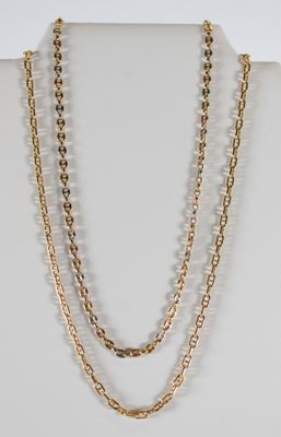 un collier à chaîne en or orné de perles sur un mannequin blanc