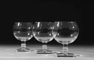 trois verres à vin vides sont alignés sur une table