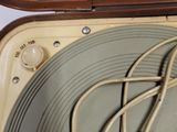 un vieux tourne-disque dans un coffret contenant des fils