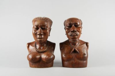 M. BONDJI. Couple. Deux sculptures en bois. Signées sous la …