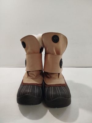 un gros plan sur une paire de chaussures posée sur une table