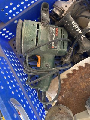 un panier bleu contenant des outils qui s'y trouvent