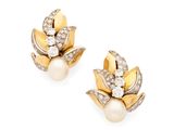une paire de boucles d'oreilles à clip ornées de diamants et de perles