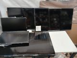 trois ordinateurs portables posés sur une table
