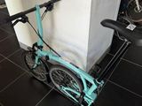 une trottinette posée par terre dans la pièce