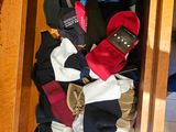 une armoire en bois remplie d'une multitude de vêtements et de chaussures