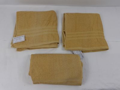 quatre serviettes beiges posées sur une table blanche
