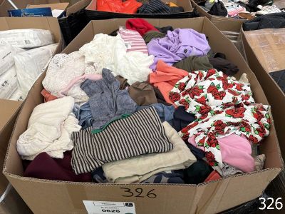 de nombreuses caisses de vêtements qui se trouvent dans un magasin