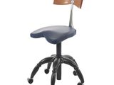le dossier d'une chaise avec une assise en bois et des roulettes noires