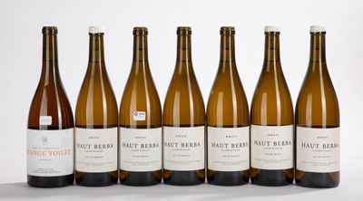 six bouteilles de vin alignées sur une table