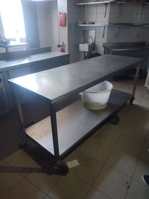une cuisine avec une table et un bol posé par terre